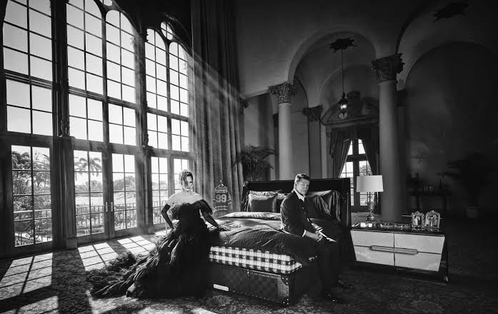 Wayne and Janet Gretzky with the Hästens Grand Vividus bed